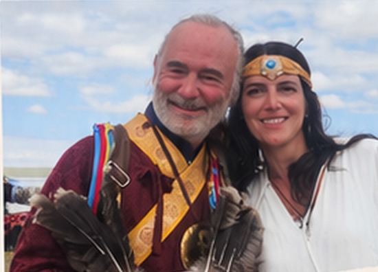 Laura aux côtés d'un homme en tenue traditionnelle lors d'un voyage
