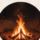 Feu de bois crépitant dans la nuit
