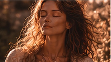 Femme les yeux fermés, la main posée sur le cœur